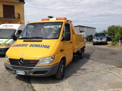 un carro attrezzi giallo