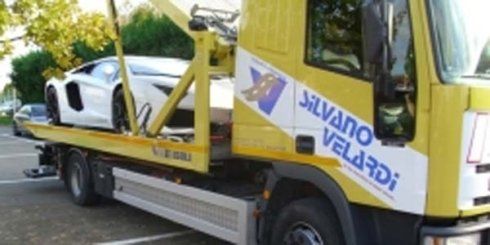 un carro attrezzi giallo con una macchina