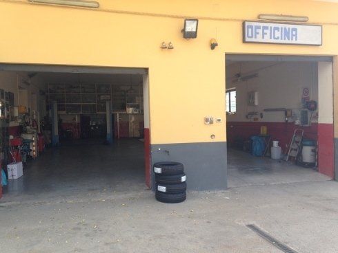 l’officina vista da fuori