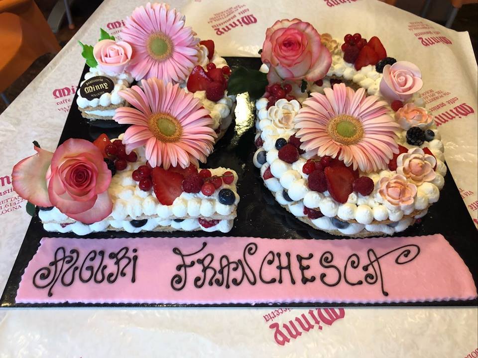 torta con decorazioni floreali