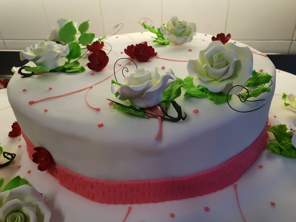 torta con rose in pasta di zucchero