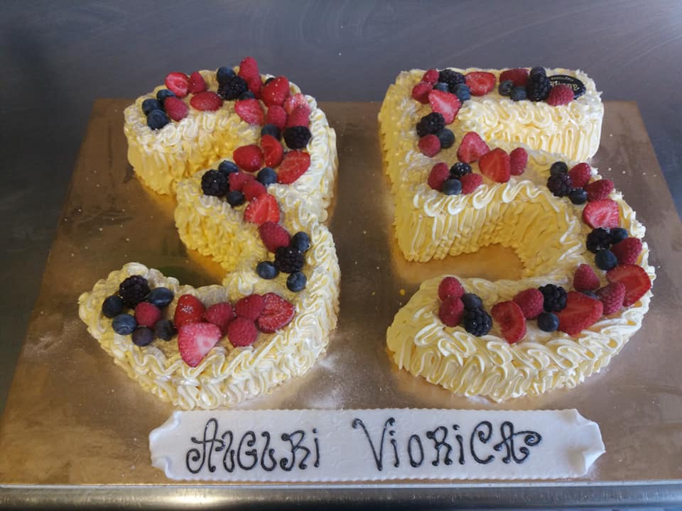 torta di compleanno a base di frutta