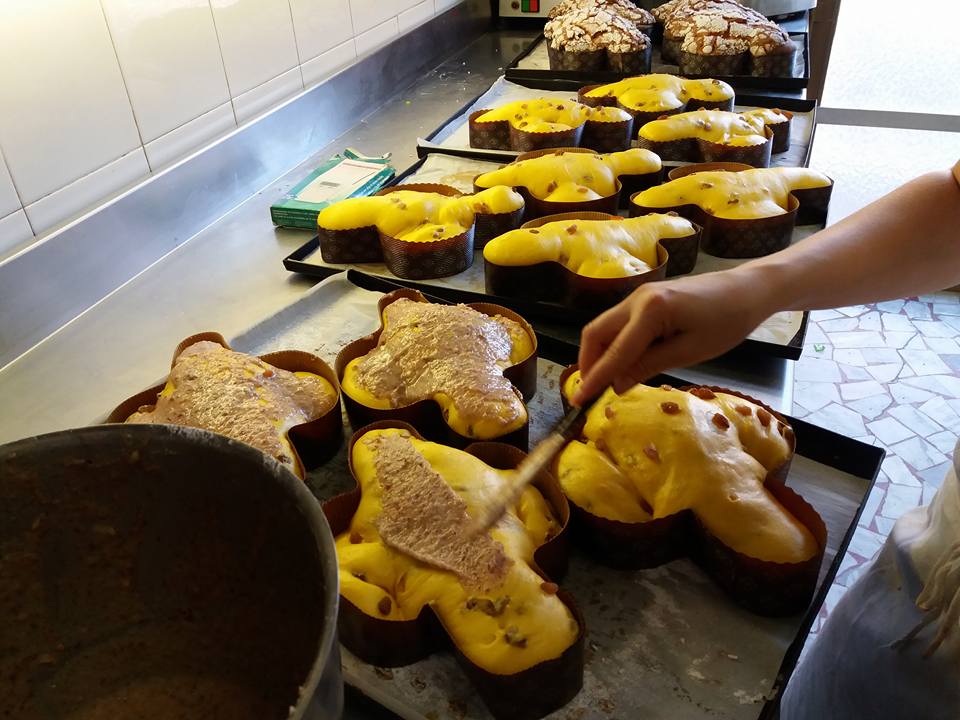 preparazione di colombe pasquali