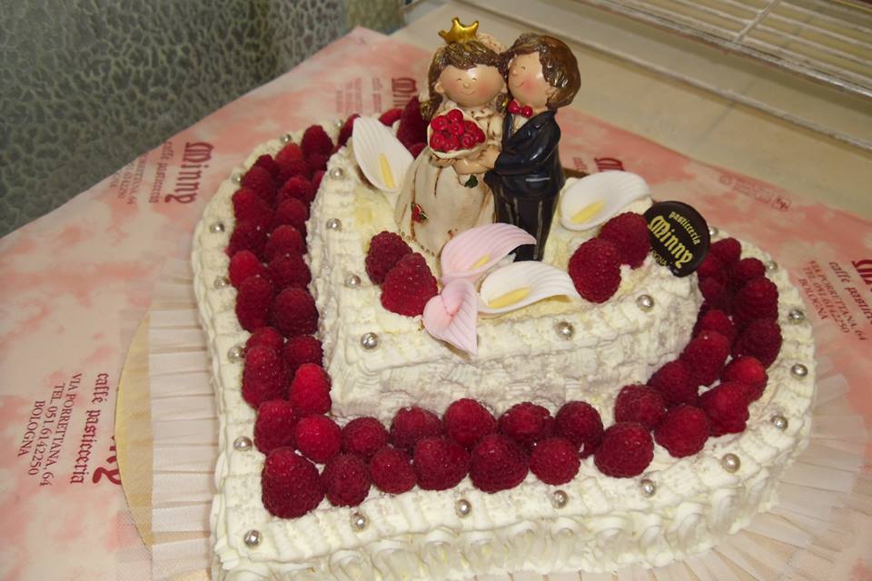 torta per anniversario di nozze con panna e lamponi