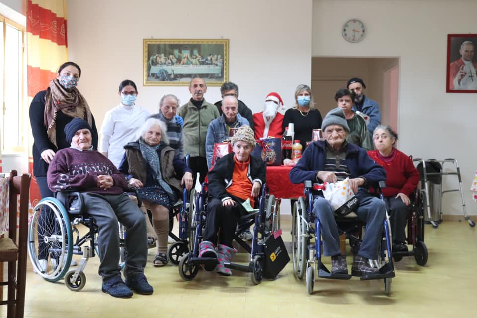 Ospiti e operatori socio-sanitari della casa per anziani
