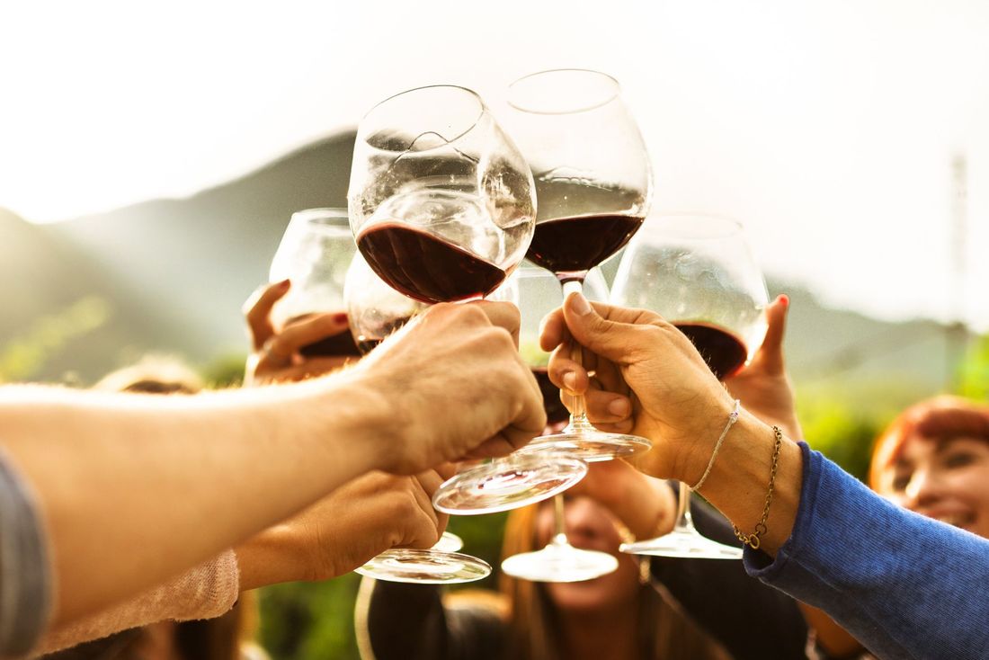 brindisi con calici di vino rosso siciliano
