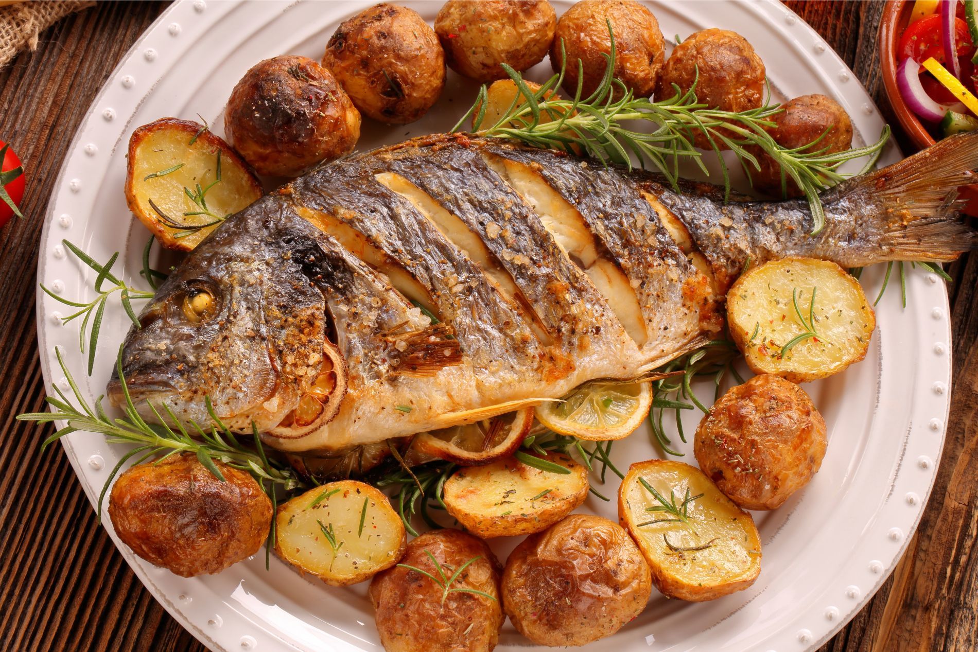 specialità di pesce alla griglia con patate