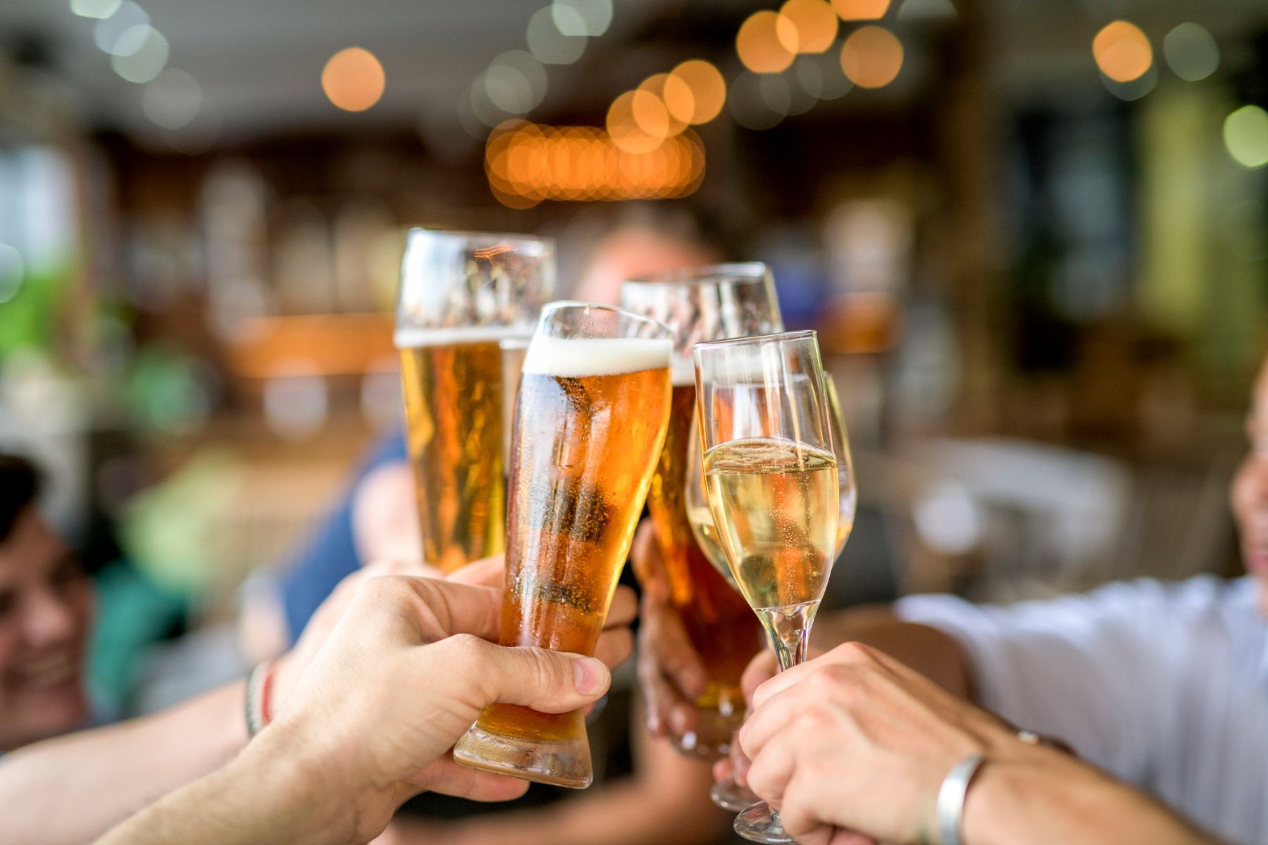 brindisi con birra e vini locali