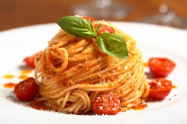 primo piatto di pasta al pomodoro e basilico