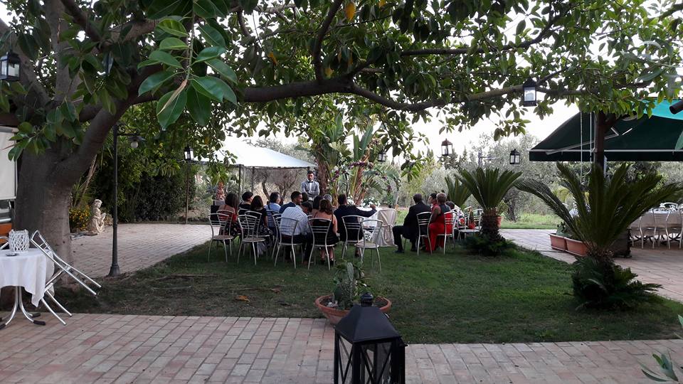 celebrazione di un evento nel giardino del ristorante