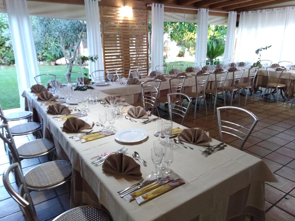 tavoli nella sala interna del ristorante per eventi
