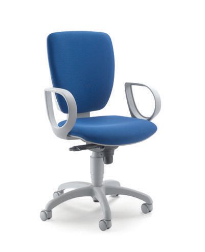 Sedia blu con braccioli bianchi