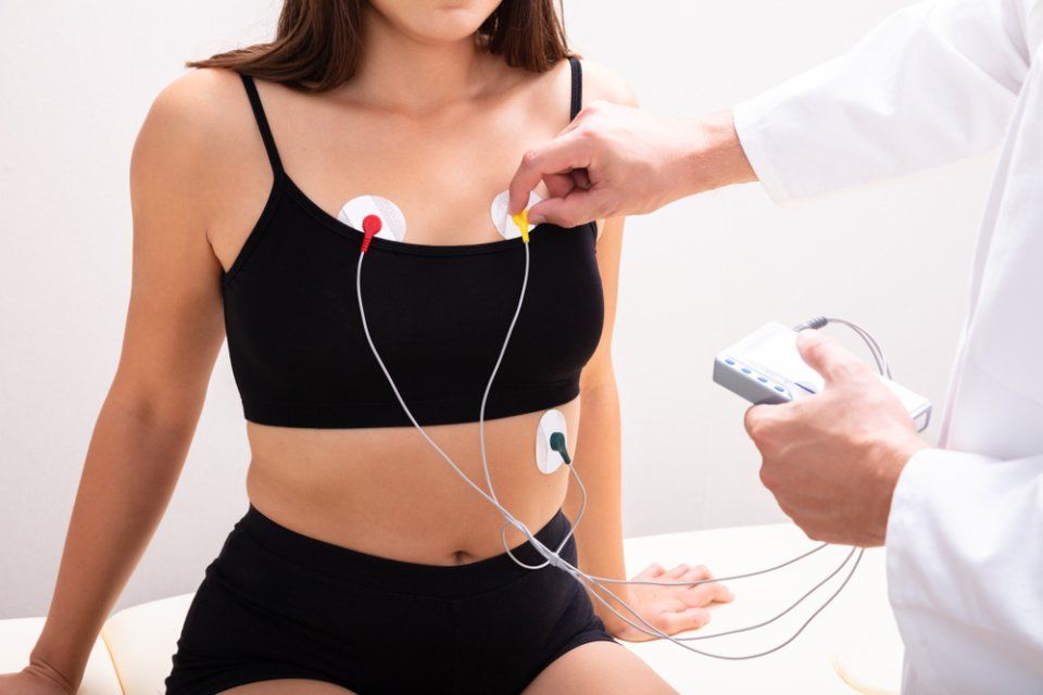 Elettrocardiogramma su ragazza