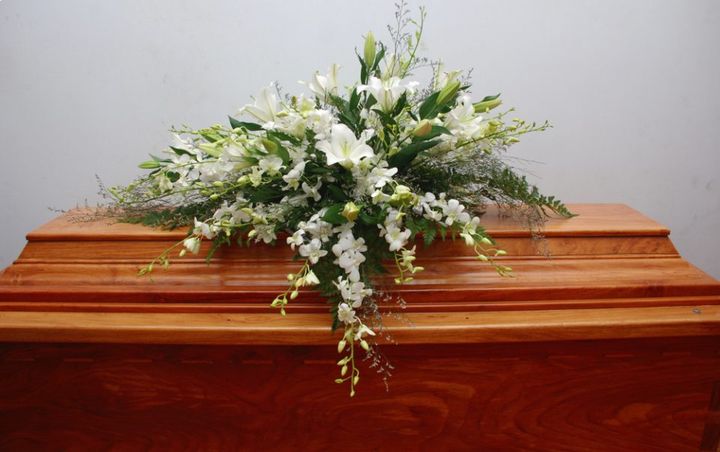 feretro con composizione floreale
