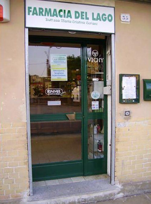 Portone di ingresso della farmacia del lago
