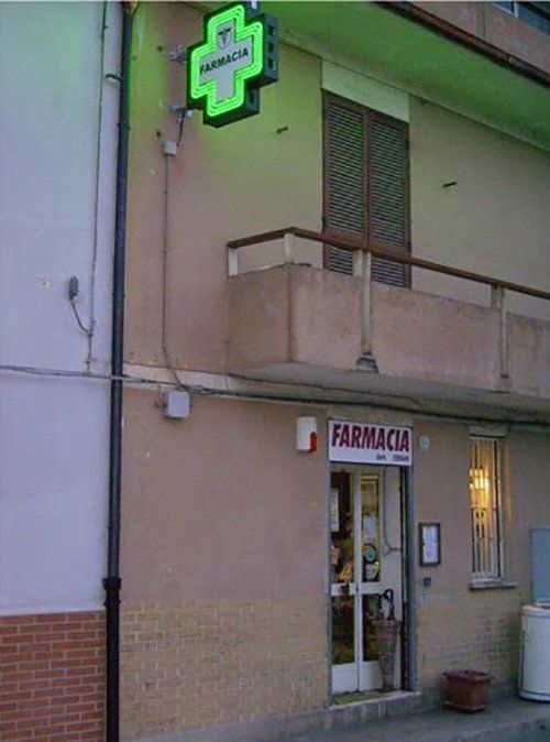 Insegna all'esterno di una farmacia