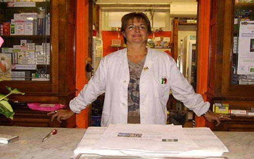 Dottoressa all'interno di una farmacia