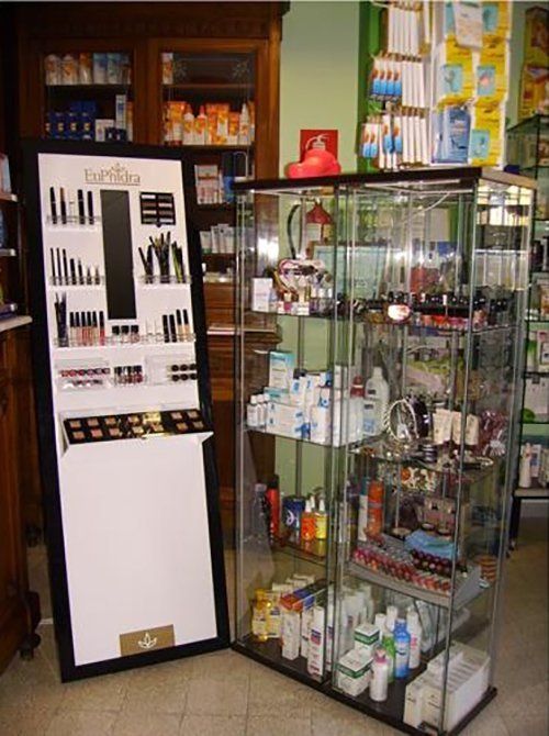 Esposizione di prodotti all'interno di una farmacia