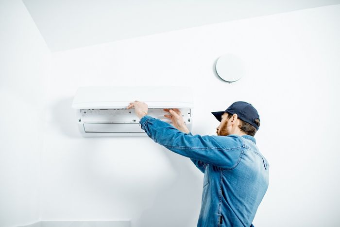 tecnico mentre installa un climatizzatore