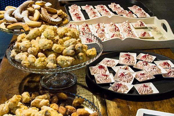 dei vassoi con pasticcini 