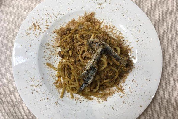 un piatto di pasta con le sarde siciliana