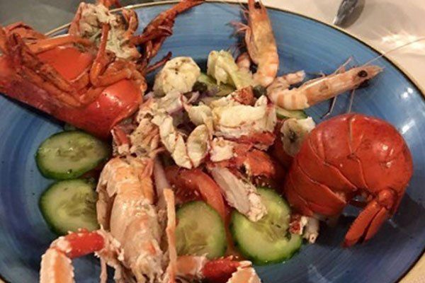 un piatto di aragosta, gamberi e degli scampi 