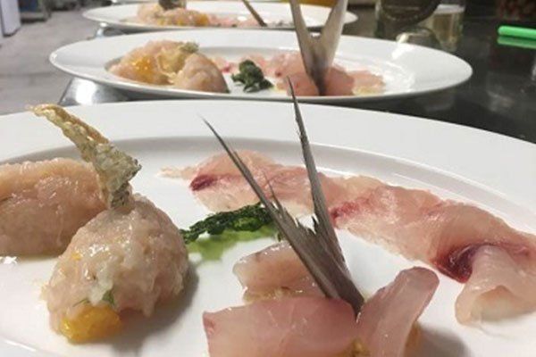 un piatto di carpaccio di pesce 