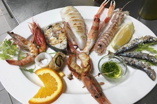 Un piatto di misto di pesce alla griglia 