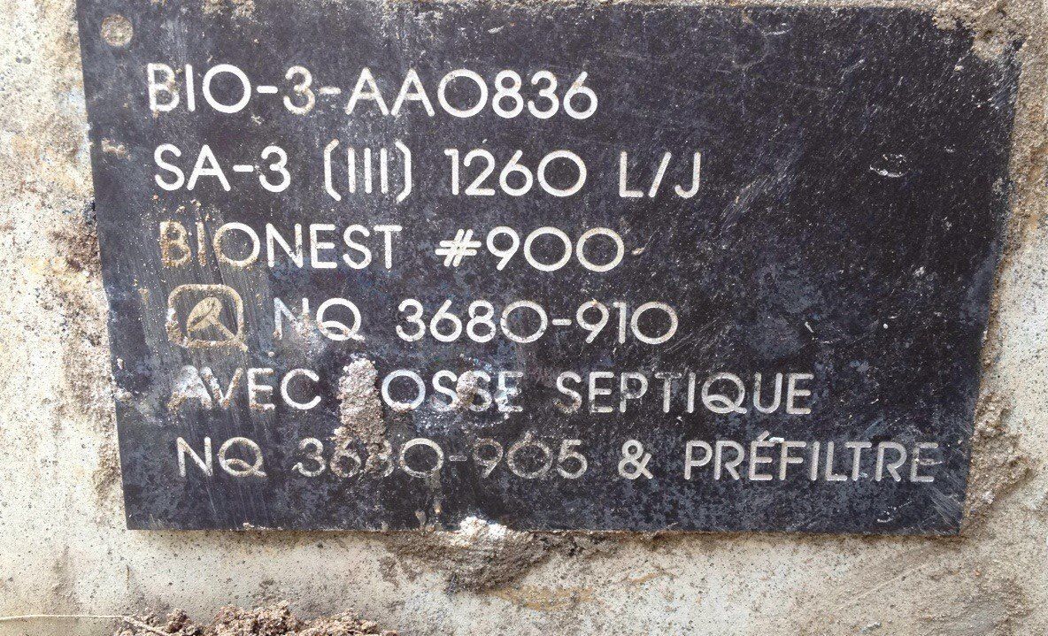 A sign that says bio-3-aao836 on it