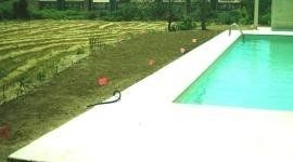 fase di installazione di piscina in area verde