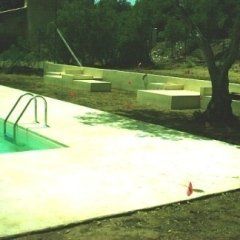 bordo piscina in un'area verde