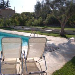 area verde con piscina e sdraio