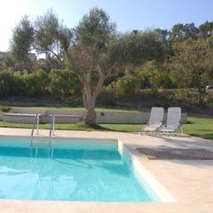 piscina immersa nel verde