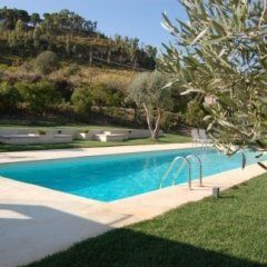 piscina con scaletta in un'area verde