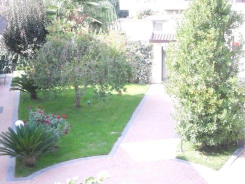 giardino con prato, cespugli e alberi