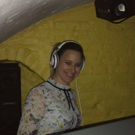 Amy Jane Sole D&B DJ on the decks at Alberrys in Canterbury