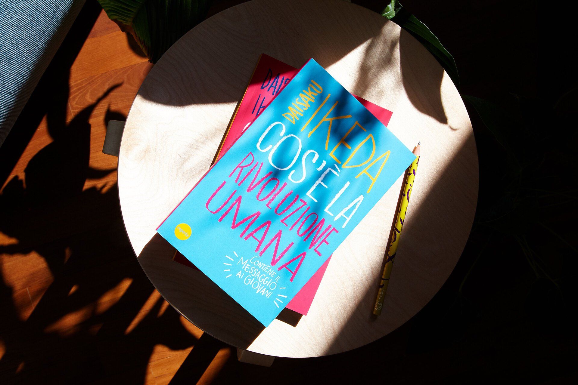 A book called cosa la rvoluzione umana is on a table