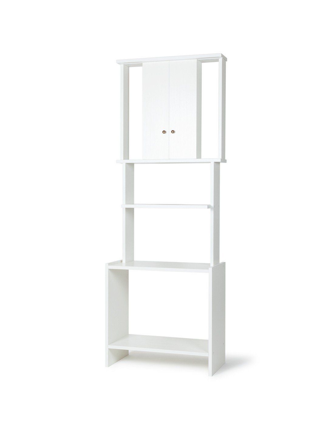 Una libreria bianca con un mobiletto sopra su uno sfondo bianco.