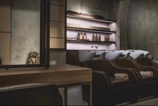 Angolo della ditta in marmo , legno e pelle