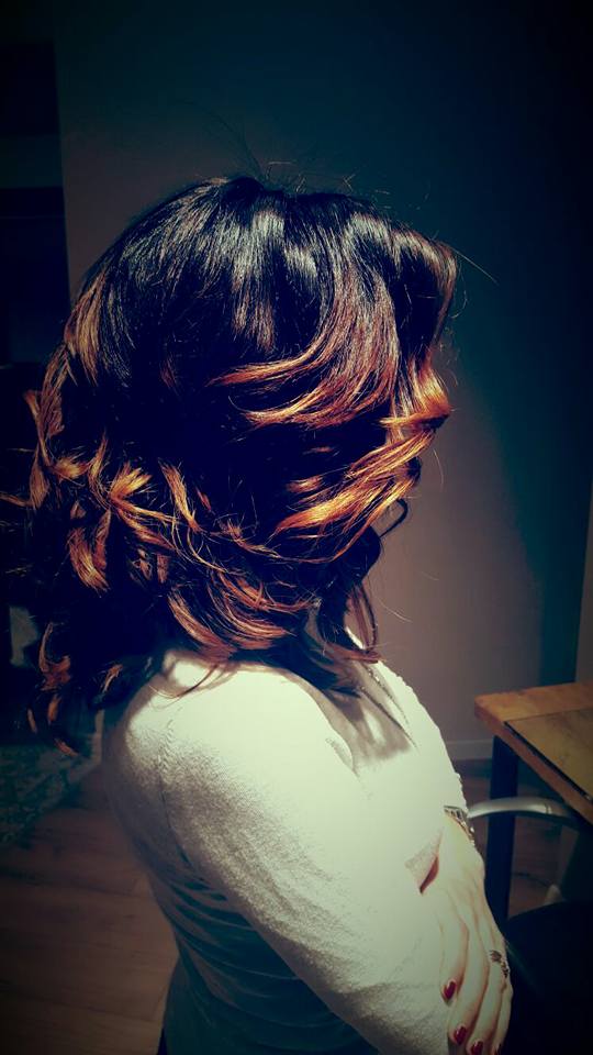 donna castana con capelli lunghi, meches e messa in piega