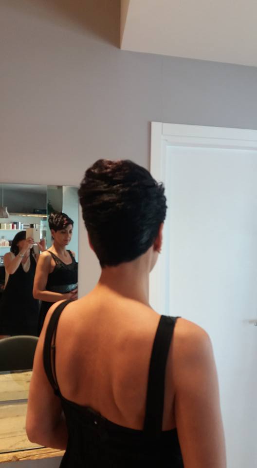 donna con taglio molto corto castano scuro e messa in piega elegante