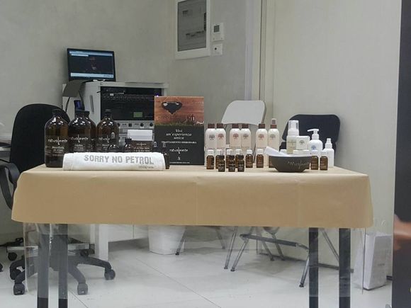 esposizione di flaconi e confezioni di prodotti per capelli biologici e naturali