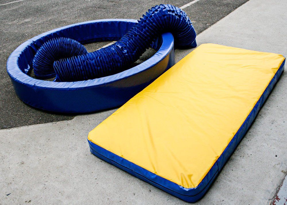 blue flexible connections and yellow padded mat