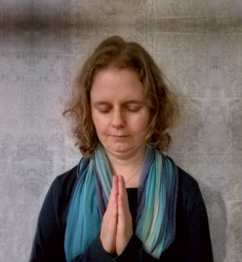 Liselotte met handpalmen tegen elkaar voor het hart