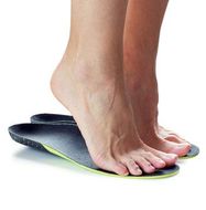 Piedi con plantari ortopedici