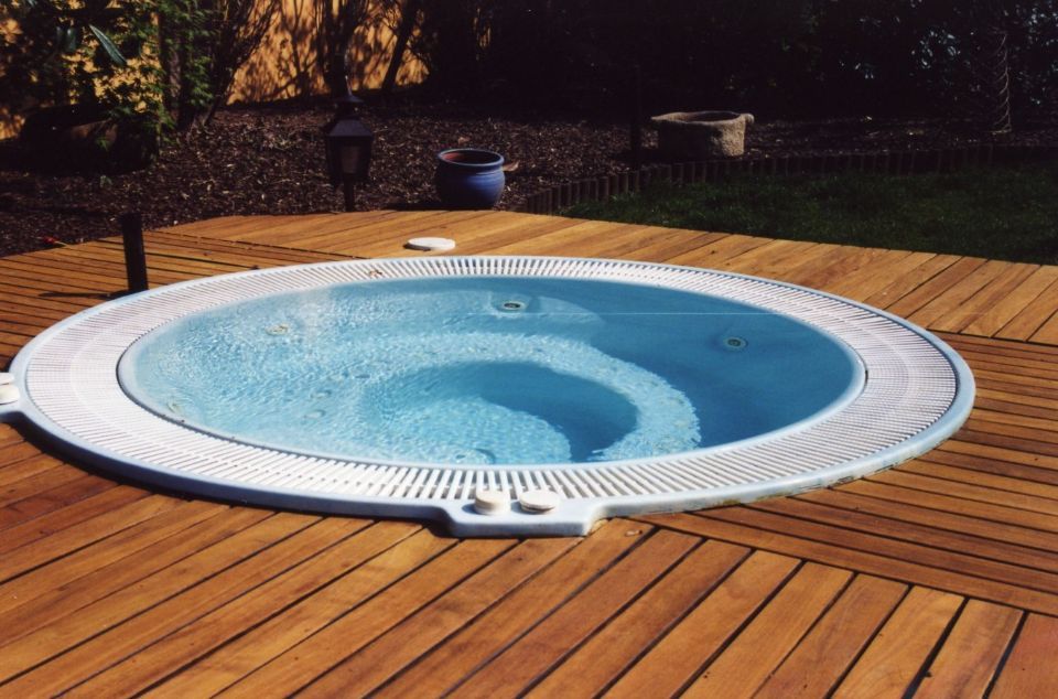 area relax con piscina circolare
