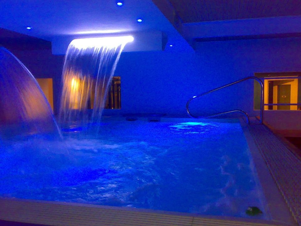 area relax con piscina colorata