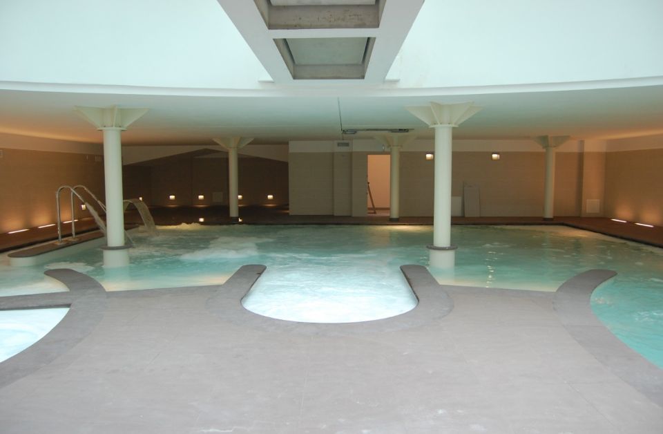 area relax con piscina coperta