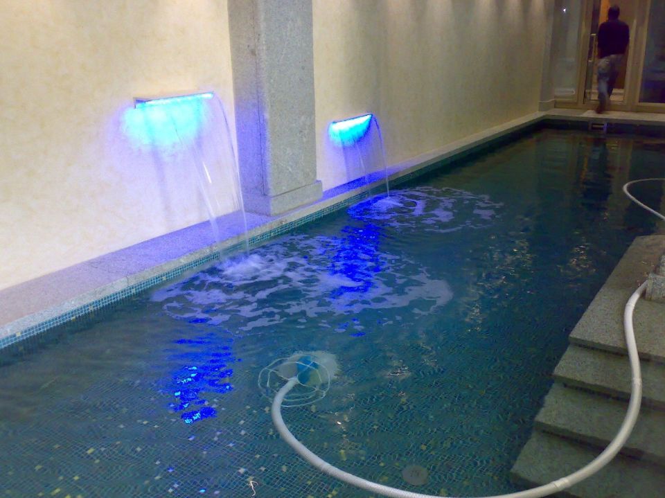 area relax con piscina e luci