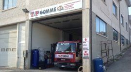 camion posizionato all'interno di una officina